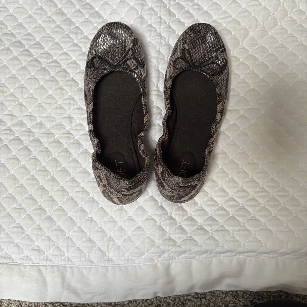 LOFT Snakeskin Patterned Flynn ballet flats size 8.5